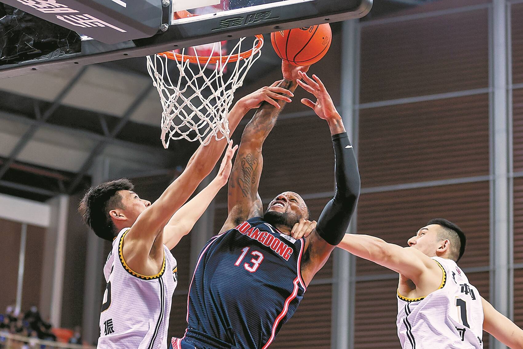 B费英超生涯已打入65球，葡萄牙球员中仅次于C罗（英超生涯进65球，B费在葡萄牙球员中仅逊C罗）