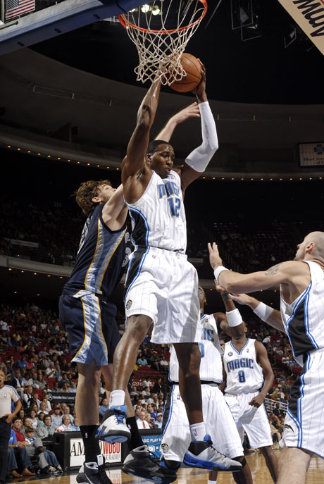 阿森纳在阿斯顿维拉的惊险失利使得争冠形势更加复杂（阿森纳客场险负阿斯顿维拉，冠军争夺战再添变数）