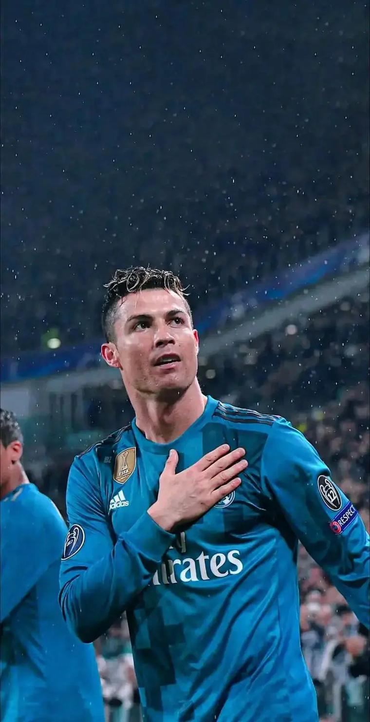 被赠送云达不莱梅印有8号的球衣，克罗斯：这是合同报价吗（收到云达不莱梅8号球衣，克罗斯打趣：这是合同报价？）