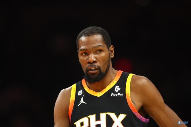 一齐登场！齐达内中国风亮相FC嘉年华，传奇卡重磅揭晓！（齐达内中国风亮相FC嘉年华，传奇卡重磅发布！）