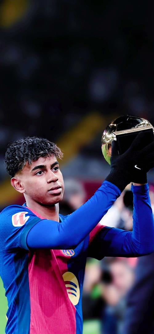 就在今天，12月8日凌晨！中超传来了青岛西海岸、武汉三镇和海港的新消息（12月8日凌晨，中超最新消息：青岛西海岸、武汉三镇与海港传来新动向）