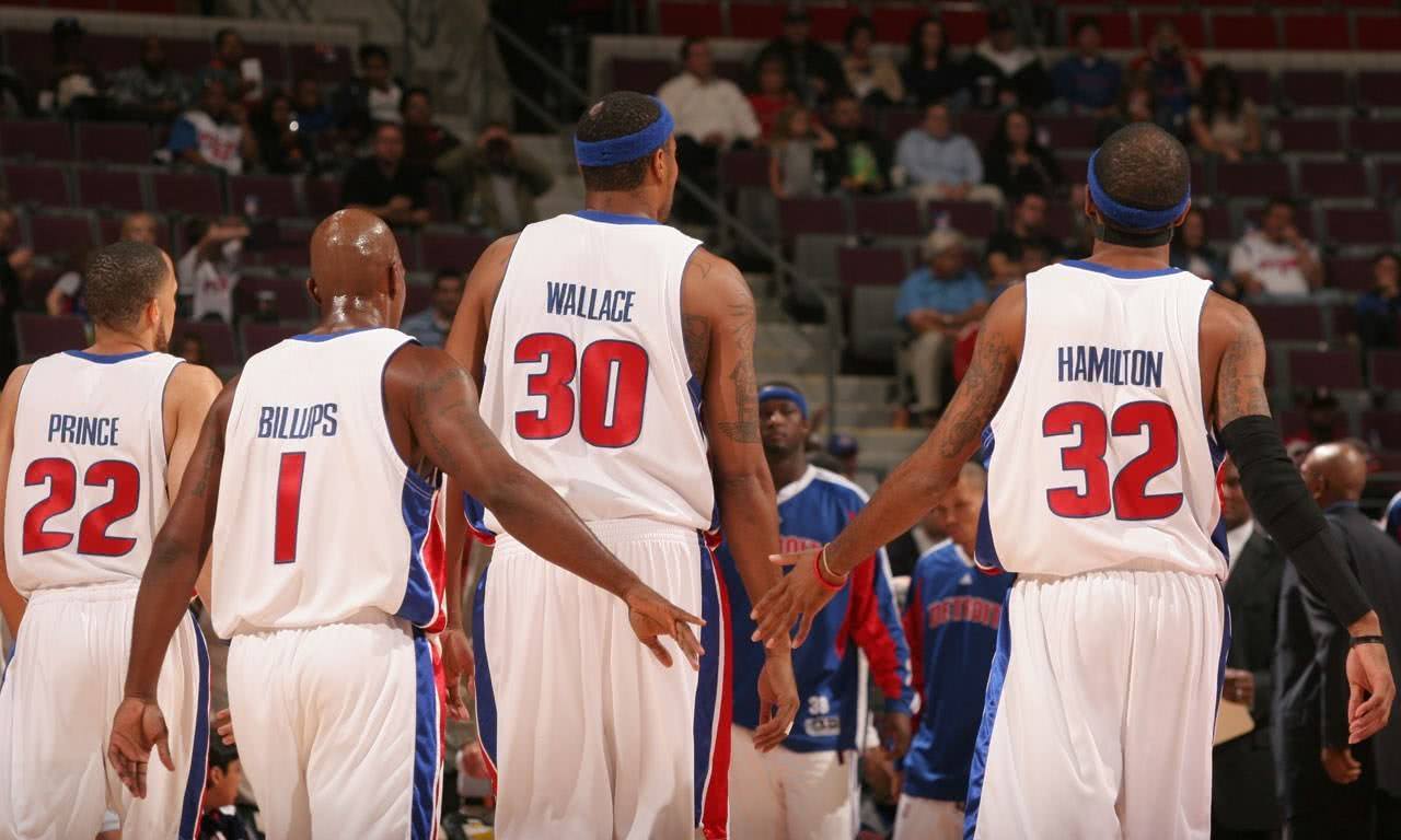 足球职业化的全球趋势（全球足球职业化潮流）