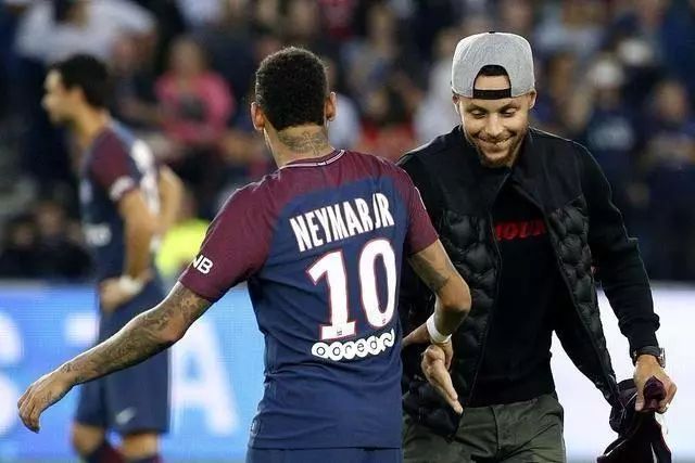 维拉与特拉维夫马卡比的欧联比赛场外爆发抗议活动，11人被捕（欧联维拉对阵特拉维夫马卡比，场外爆发抗议，11人被捕）